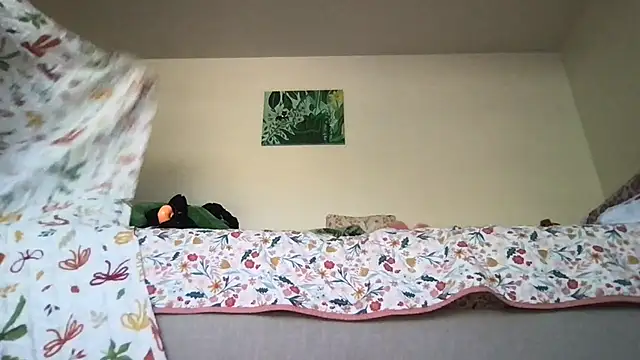 Snapshot of HYPHYtype chatting on 10/10/25, 07:13 HYPHYtype online show from 10/10/25, 07:13