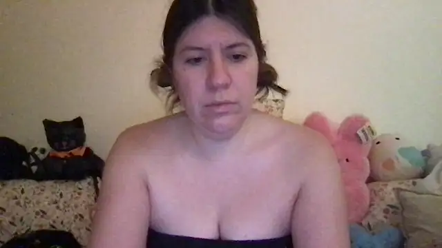 Snapshot of HYPHYtype chatting on 10/31/25, 04:35 HYPHYtype online show from 10/31/25, 04:35