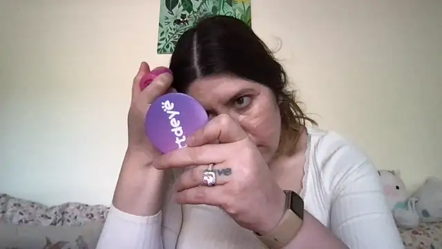 Snapshot of HYPHYtype chatting on 11/01/25, 08:22 HYPHYtype online show from 11/01/25, 08:22