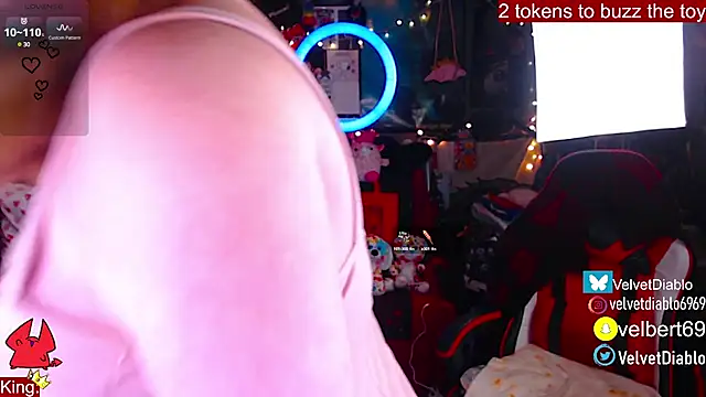 Snapshot of VelvetDiablo chatting on 02/19/25, 12:35 VelvetDiablo online show from 02/19/25, 12:35