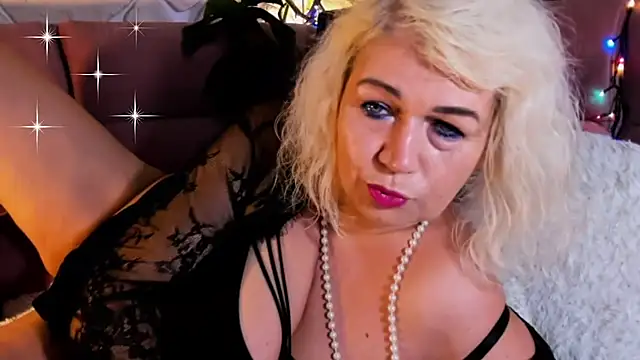 Snapshot of glamour_kitten chatting on 10/29/25, 03:14 glamour kitten online show from 10/29/25, 03:14