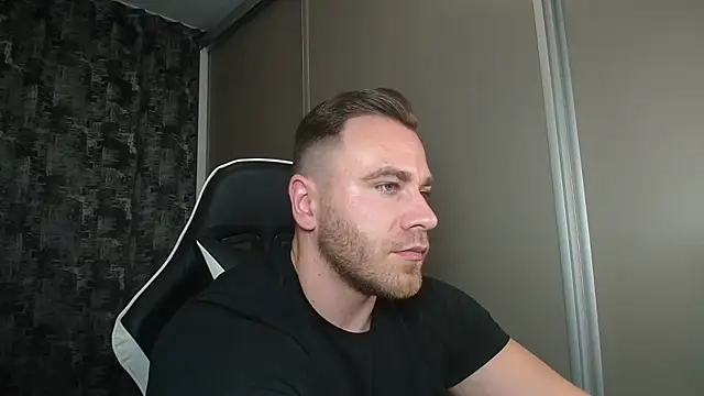 Snapshot of Thori92 chatting on 01/10/25, 08:37 Thori92 online show from 01/10/25, 08:37