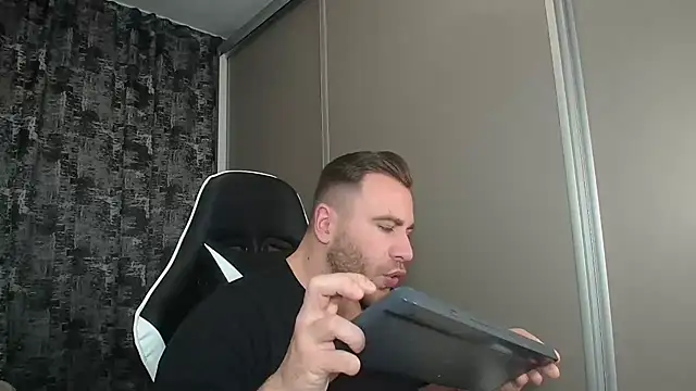 Snapshot of Thori92 chatting on 01/12/25, 01:37 Thori92 online show from 01/12/25, 01:37