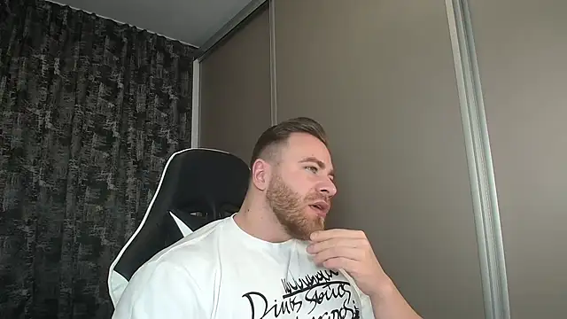 Snapshot of Thori92 chatting on 03/02/25, 04:32 Thori92 online show from 03/02/25, 04:32