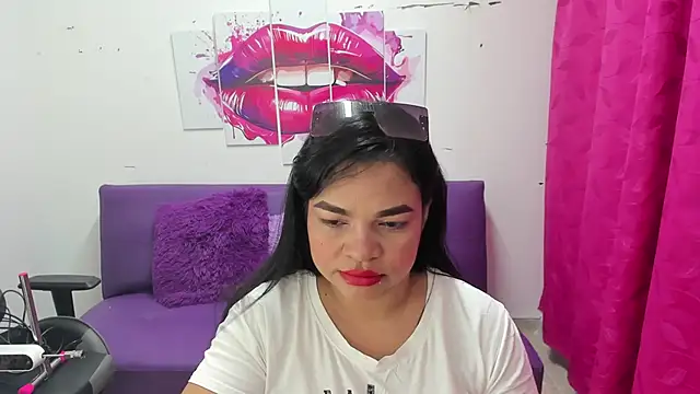 Snapshot of Cloe_35 chatting on 02/18/25, 03:32 Cloe 35 online show from 02/18/25, 03:32