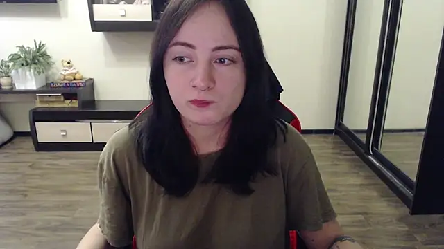 Snapshot of Laralianna chatting on 10/09/25, 10:02 Laralianna online show from 10/09/25, 10:02