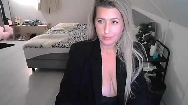 Snapshot of TessToy chatting on 12/10/24, 05:55 TessToy online show from 12/10/24, 05:55