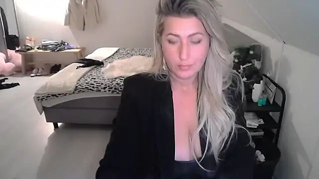 Snapshot of TessToy chatting on 12/12/24, 05:59 TessToy online show from 12/12/24, 05:59