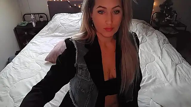 Snapshot of TessToy chatting on 01/09/25, 11:03 TessToy online show from 01/09/25, 11:03