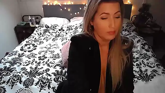 Snapshot of TessToy chatting on 01/16/25, 11:26 TessToy online show from 01/16/25, 11:26