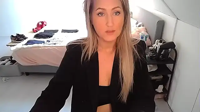 Snapshot of TessToy chatting on 02/18/25, 11:33 TessToy online show from 02/18/25, 11:33