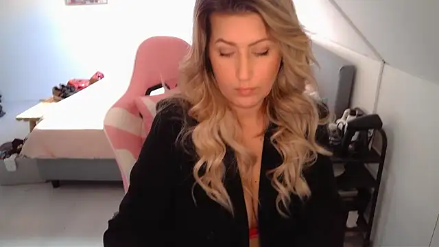 Snapshot of TessToy chatting on 03/02/25, 11:18 TessToy online show from 03/02/25, 11:18