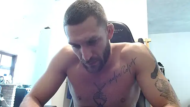 Snapshot of surfdog_95 chatting on 10/22/25, 03:12 surfdog 95 online show from 10/22/25, 03:12