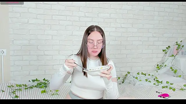 LinaKenny online show from 11/10/25, 06:40