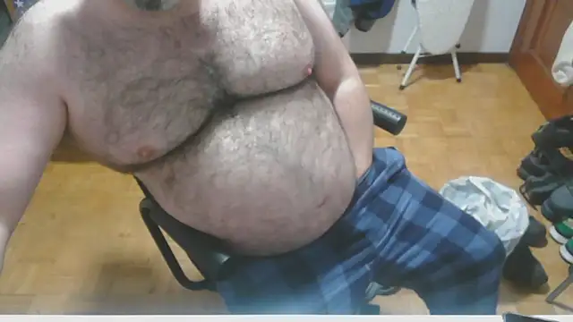 Snapshot of mikeyhotbear chatting on 12/19/24, 06:23 mikeyhotbear online show from 12/19/24, 06:23