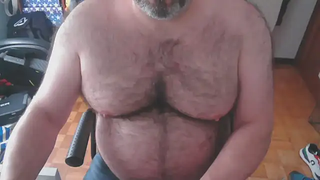 Snapshot of mikeyhotbear chatting on 01/27/25, 04:54 mikeyhotbear online show from 01/27/25, 04:54