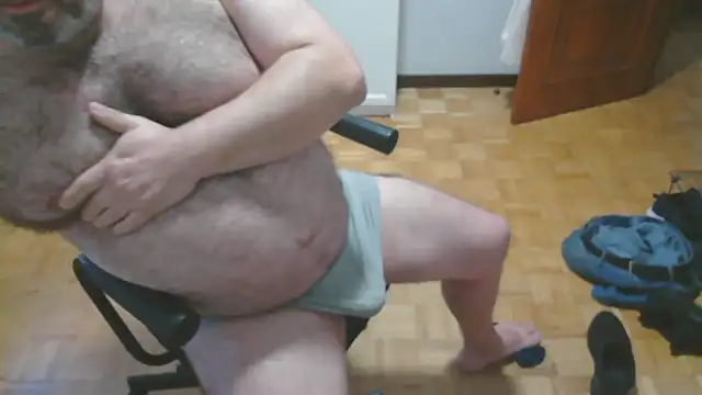 Snapshot of mikeyhotbear chatting on 10/30/25, 08:16 mikeyhotbear online show from 10/30/25, 08:16