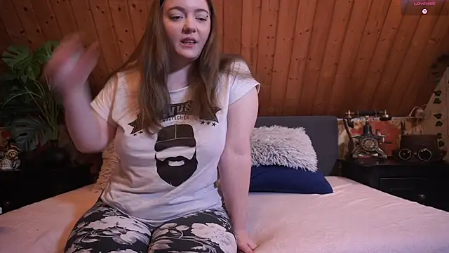 Snapshot of TessaWinter chatting on 10/31/25, 03:35 TessaWinter online show from 10/31/25, 03:35