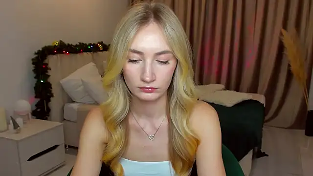 Snapshot of bella__rose chatting on 12/11/24, 12:12 bella rose online show from 12/11/24, 12:12