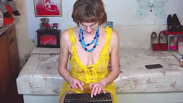 Snapshot of FairyHairyNina chatting on 12/27/24, 01:39 FairyHairyNina online show from 12/27/24, 01:39