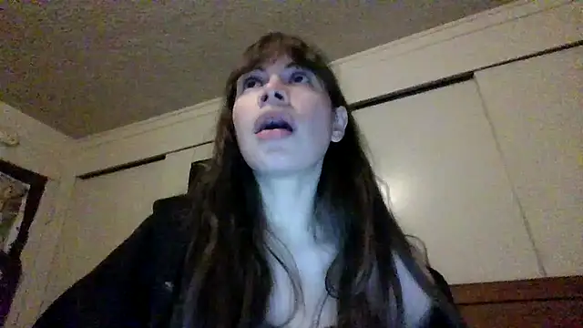 Snapshot of petitedoll29 chatting on 12/24/24, 02:43 petitedoll29 online show from 12/24/24, 02:43