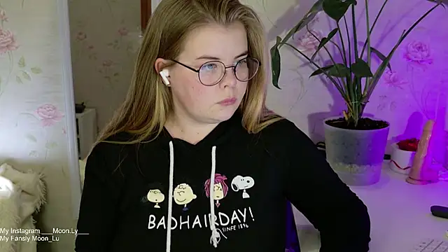 sinnamon  online show from 09/28/25, 05:18