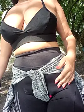 Snapshot of lady-rosse chatting on 11/10/25, 02:27 lady-rosse online show from 11/10/25, 02:27