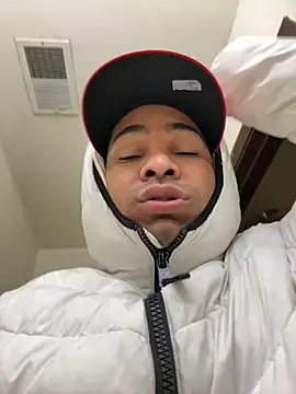 Snapshot of marhi32 chatting on 11/11/25, 12:05 marhi32 online show from 11/11/25, 12:05