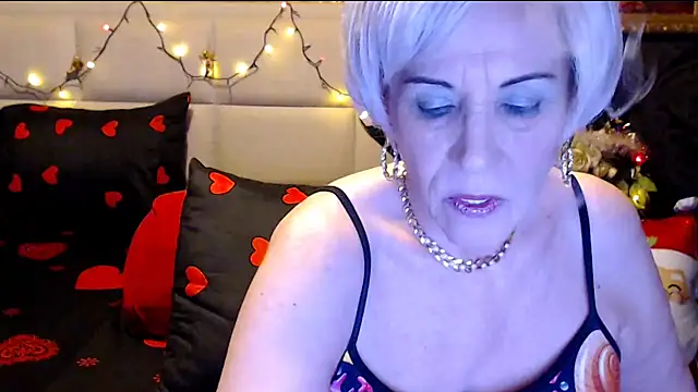 Snapshot of HappyWomanOn chatting on 12/13/24, 10:13 HappyWomanOn online show from 12/13/24, 10:13
