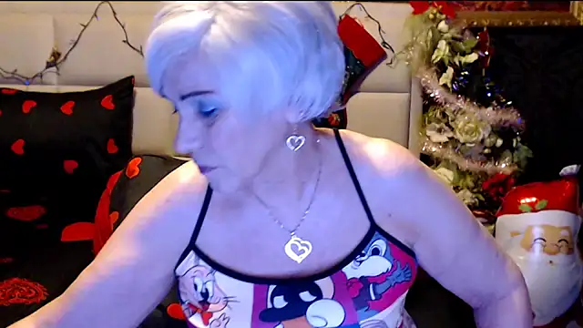 Snapshot of HappyWomanOn chatting on 12/15/24, 07:31 HappyWomanOn online show from 12/15/24, 07:31