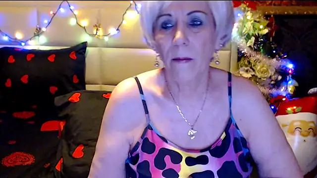 Snapshot of HappyWomanOn chatting on 12/16/24, 07:10 HappyWomanOn online show from 12/16/24, 07:10