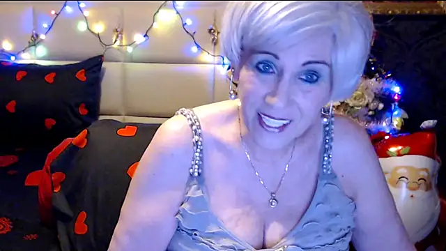 Snapshot of HappyWomanOn chatting on 12/22/24, 10:38 HappyWomanOn online show from 12/22/24, 10:38