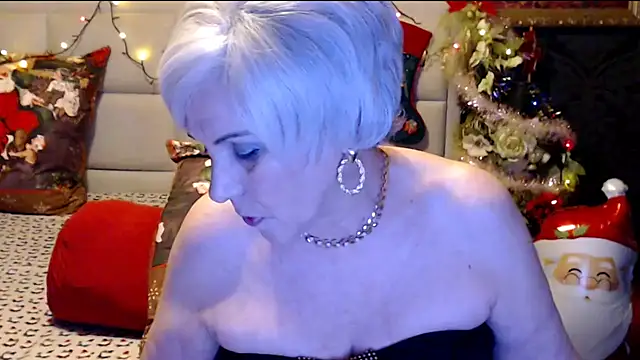 Snapshot of HappyWomanOn chatting on 12/28/24, 10:23 HappyWomanOn online show from 12/28/24, 10:23