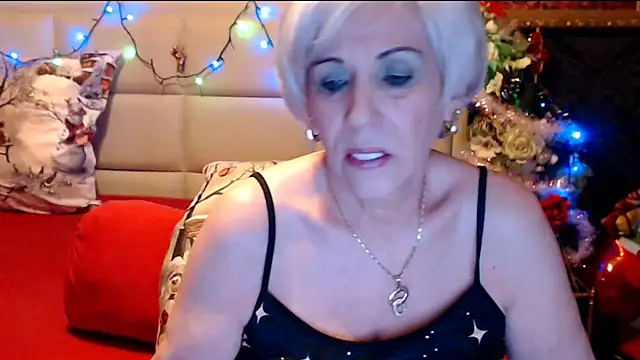 Snapshot of HappyWomanOn chatting on 12/30/24, 07:11 HappyWomanOn online show from 12/30/24, 07:11