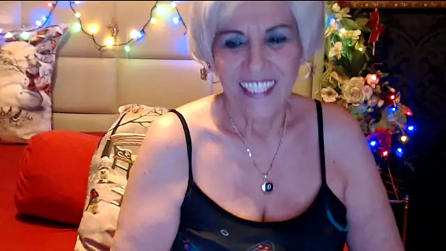 Snapshot of HappyWomanOn chatting on 01/04/25, 10:34 HappyWomanOn online show from 01/04/25, 10:34