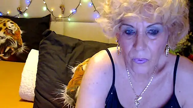 Snapshot of HappyWomanOn chatting on 10/17/25, 05:59 HappyWomanOn online show from 10/17/25, 05:59