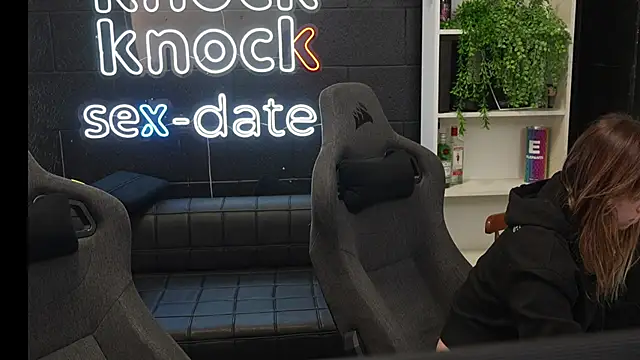 Snapshot of Elnonoykeila77 chatting on 10/27/25, 02:43 Elnonoykeila77 online show from 10/27/25, 02:43