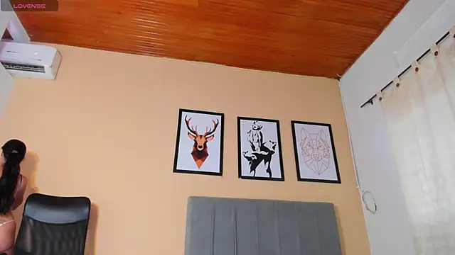 Snapshot of crystall06 chatting on 10/25/25, 01:40 crystall06 online show from 10/25/25, 01:40