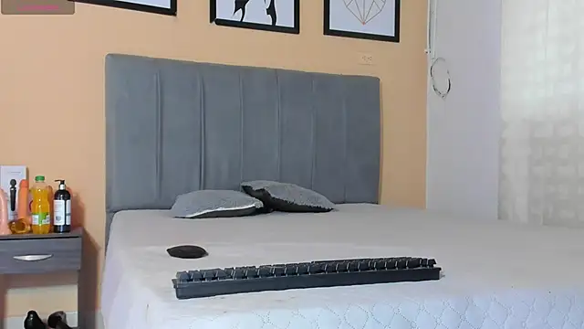 Snapshot of crystall06 chatting on 11/04/25, 02:16 crystall06 online show from 11/04/25, 02:16