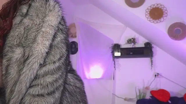 Snapshot of Amaliamour chatting on 10/28/25, 03:43 Amaliamour online show from 10/28/25, 03:43