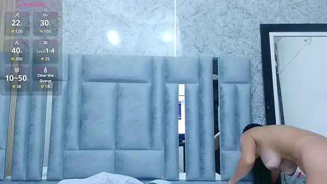 Snapshot of veronicaroose_ chatting on 10/27/25, 12:53 veronicaroose online show from 10/27/25, 12:53