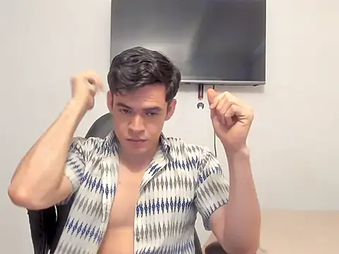 Snapshot of Lucian_Gomez_ chatting on 10/17/25, 09:17 Lucian Gomez online show from 10/17/25, 09:17