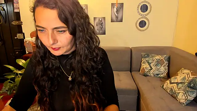 Snapshot of emma_luxy chatting on 02/20/25, 02:07 emma luxy online show from 02/20/25, 02:07