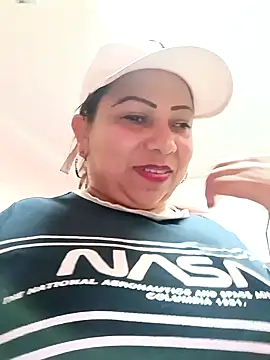 Snapshot of Alyona21 chatting on 01/28/25, 10:23 Alyona21 online show from 01/28/25, 10:23