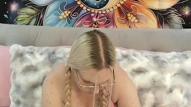 Snapshot of SaraBearXo chatting on 11/18/25, 12:42 SaraBearXo online show from 11/18/25, 12:42