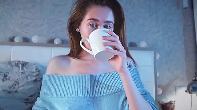 Snapshot of millllina chatting on 10/07/25, 12:13 millllina online show from 10/07/25, 12:13