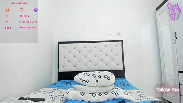 Snapshot of CuteLatinaxx chatting on 10/17/25, 03:25 CuteLatinaxx online show from 10/17/25, 03:25