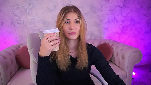 Snapshot of CassandraGood chatting on 09/25/25, 07:01 CassandraGood online show from 09/25/25, 07:01