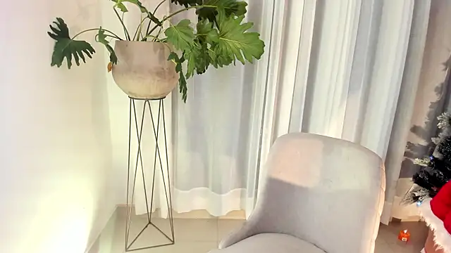 Snapshot of Lucy_fit chatting on 12/28/24, 04:30 Lucy fit online show from 12/28/24, 04:30