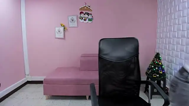 Snapshot of DannaBerry chatting on 12/23/24, 02:17 DannaBerry online show from 12/23/24, 02:17